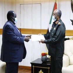 رئيس مجلس السيادة يسلم توت قلواك دعوة رسمية لرئيس دولة جنوب السودان لزيارة السودان