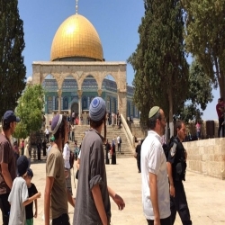 مستوطنون يقتحمون باحات المسجد الاقصى وحماس تدعو للنفير والتصدي للإعتداءات