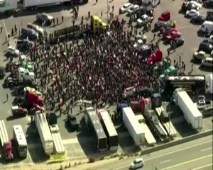 سائقو الشاحنات ينظمون احتجاجات في كاليفورنيا ضد قيود كورونا