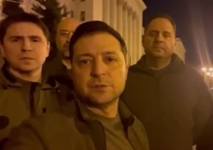 زيلينسكي يجول في شوراع العاصمة كييف: جاهزون جميعاً للدفاع عن أوكرانيا
