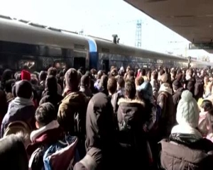 طلقات تحذيرية من قبل القوات الأوكرانية فوق المدنيين عند محطة للقطار في كييف