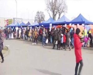 تواصل تدفق المغادرين من أوكرانيا على الحدود البولندية مع إستمرار العمليات العسكرية الروسية