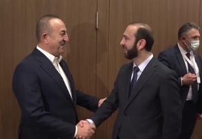 وزير الخارجية يعقد اجتماعًا