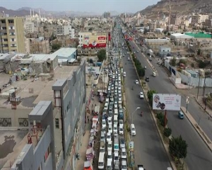 تصوير جوي لطوابير المركبات على محطات الوقود في صنعاء جراء استمرار التحالف بحجز السفن النفطية