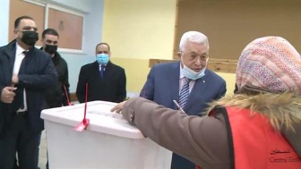 الرئيس عباس يدلي بصوته في الانتخابات المحلية في مدينة البيرة
