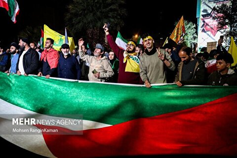 احتفال أهالي طهران ابتهاجا بهجمات حرس الثورة على الكيان الصهيوني