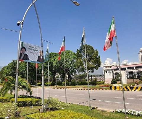 العاصمة الباكستانية تتزين بصور الرئيس الايراني استعدادا لاستقباله الاثنين