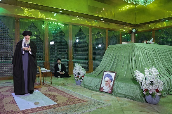 قائد الثورة يجدد العهد والميثاق لمبادئ مفجر الثورة الإسلامية