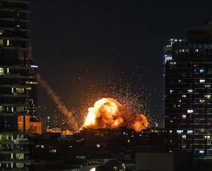 أعمدة دخان تتصاعد في تل أبيب اثر اصابة صواريخ إيرانية