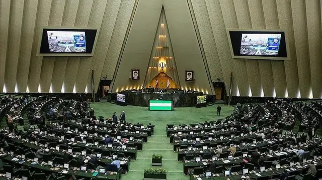 البرلمان الايراني يقرر عقد جلسة علنية للتصويت على مقترح خطة إدارة مضيق هرمز