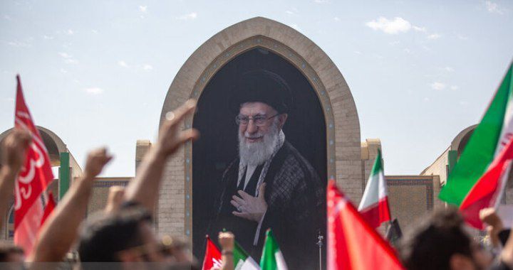إقامة مراسم تشييع القائد الشهيد في العتبة الرضوية المقدسة في مشهد