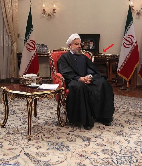 اضافه کردن «دا» به دکور مصاحبه روحانی!