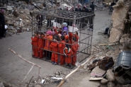 روزنما : اعتراض به اسد با زجر کودکان در قفس
