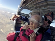 چتربازی مادربزرگ به مناسبت جشن تولد 100 سالگی اش!