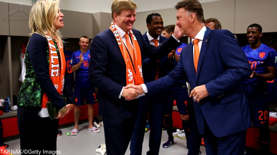 پادشاه و ملکه در رختکن تیم فوتبال هلند