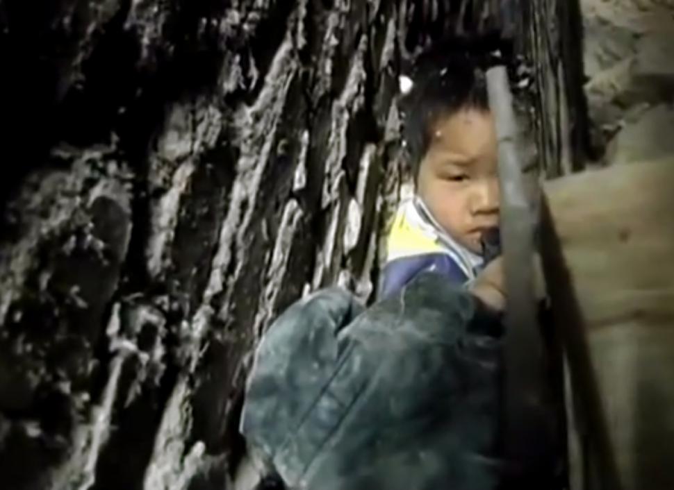 سقوط یک کودک در شکاف میان دو ساختمان در چین