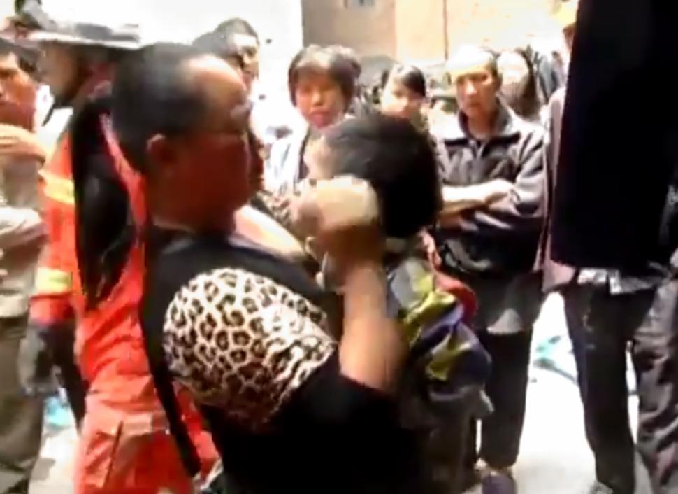 سقوط یک کودک در شکاف میان دو ساختمان در چین