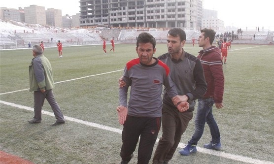 فاجعه ای دیگر در فوتبال ایران/ کتک زدن داور در لیگ برتر نونهالان+ تصاویر