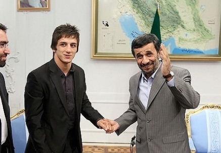 افشاگری بنا: مدال سوریان را اجباری بدون خبر به احمدی نژاد اهدا کردند!