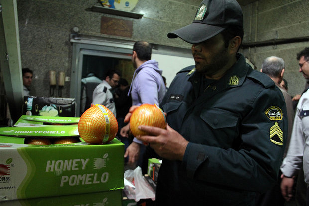 کشف میوه‌های قاچاق در غرفه رئیس اتحادیه