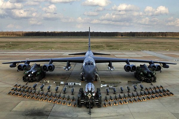 استفاده از بمب‌افکن‌های B-۵۲ در جنگ با داعش