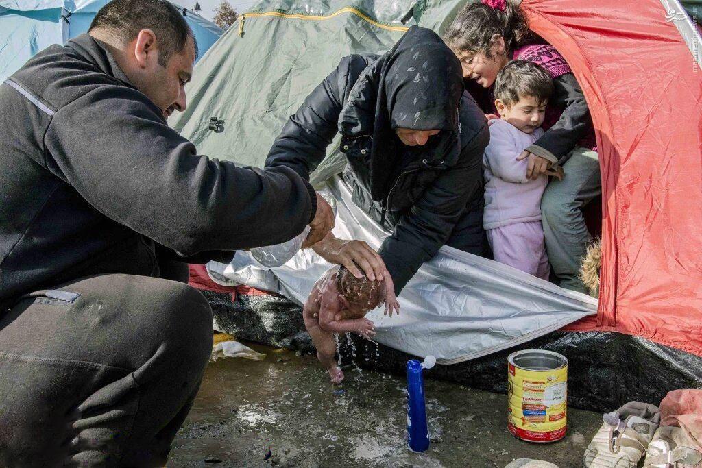 نوزاد پناهجویی که در چادر متولد شد