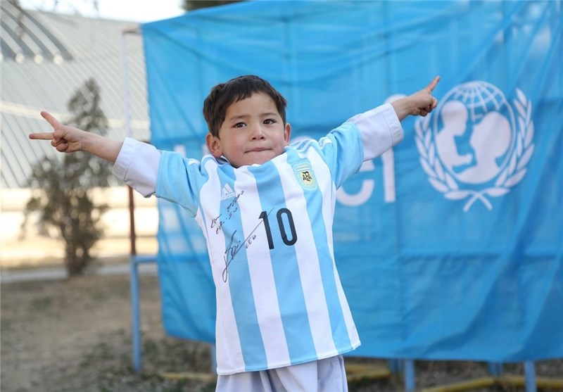 هدیه مسی به کودک افغان