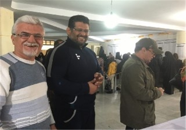 پرویز مظلومی و محمد بنا در صف صندوق‌های رای