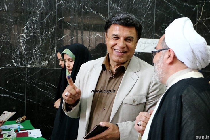 پرویز مظلومی و محمد بنا در صف صندوق‌های رای