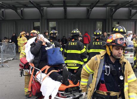 بیش از ۱۰۰ مجروح در خروج قطار نیویورک از ریل