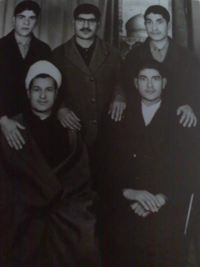 مرحوم آیت&zwnj;الله هاشمی در کنار برادرهایش