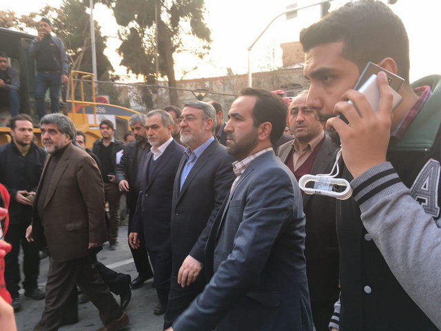 وزیر‌کشور و حسین‌فریدون در محل حادثه پلاسکو