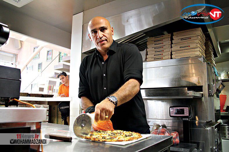 تصویری از منصوریان در حال بریدن پیتزا در رستورانش!