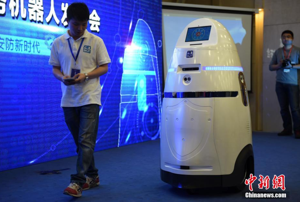 رونمایی چین از اولین ربات نگهبان و مسلح خود + ویدئو