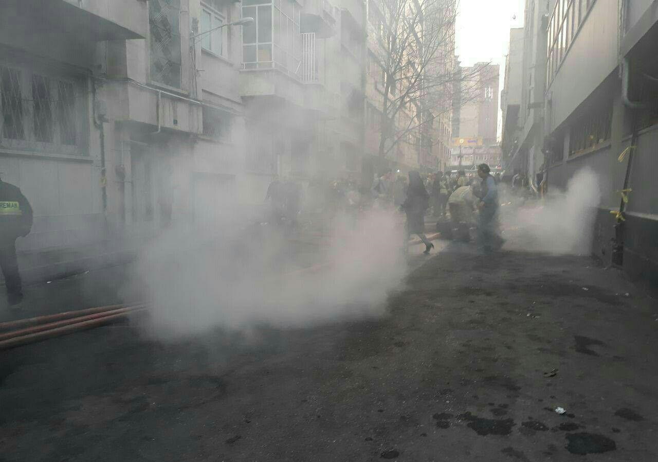 پلاسکوی دولتی در آستانه فروریختن!/ تخلیه ساختمان&zwnj;های مجاور/ آب کم آمد، زمین را کندند!