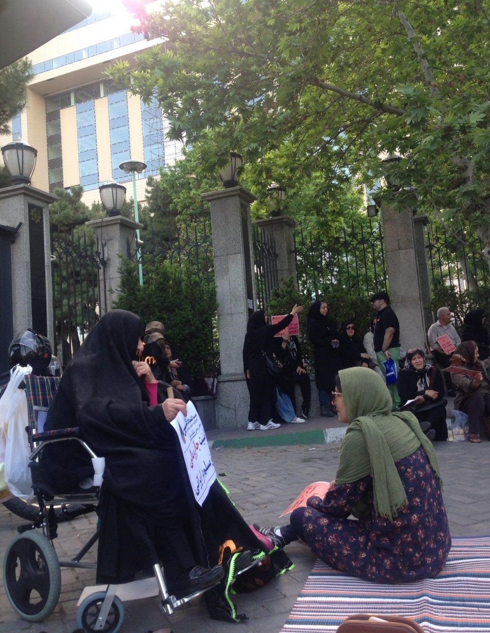 اعتراض سپرده&zwnj;گذاران کاسپین در مقابل بانک مرکزی + عکس