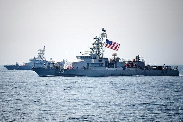 شلیک ناو آمریکایی به سوی قایق گشت زنی ایران در خلیج فارس