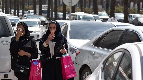 از «خودنمایی دلار در مرز ۴ هزار تومان» تا «بازارگرمی رنو برای زنان عربستانی»