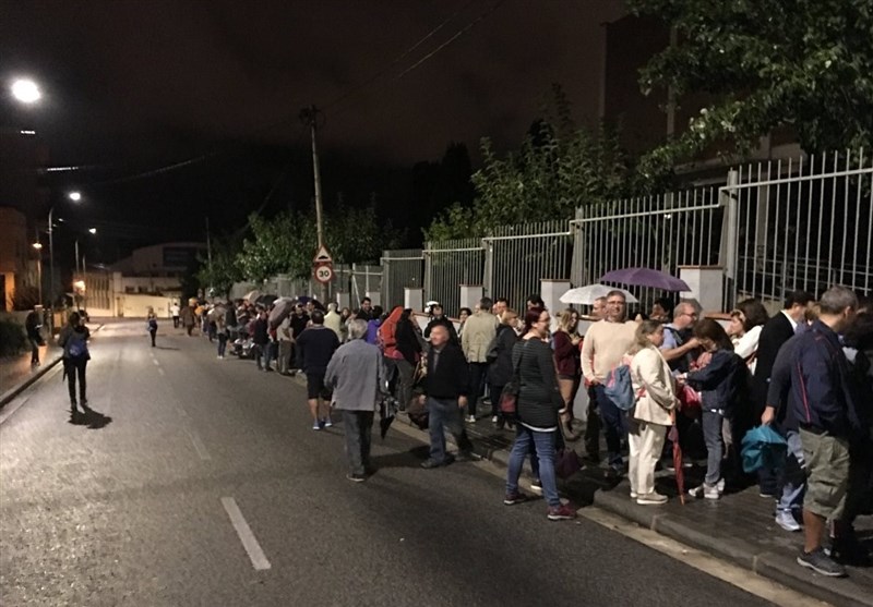 هجوم مردم به حوزه های اخذ رای در همه پرسی استقلال کاتولونیا/ تیراندازی در حوزه های رای گیری/تلاش پلیس برای جلوگیری از رای گیری