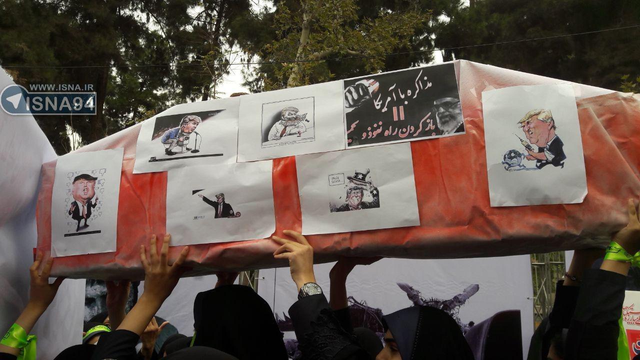 تابوت مذاکره با آمریکا در راهپیمایی ۱۳ آبان تابوت مذاکره با آمریکا در راهپیمایی ۱۳ آبان