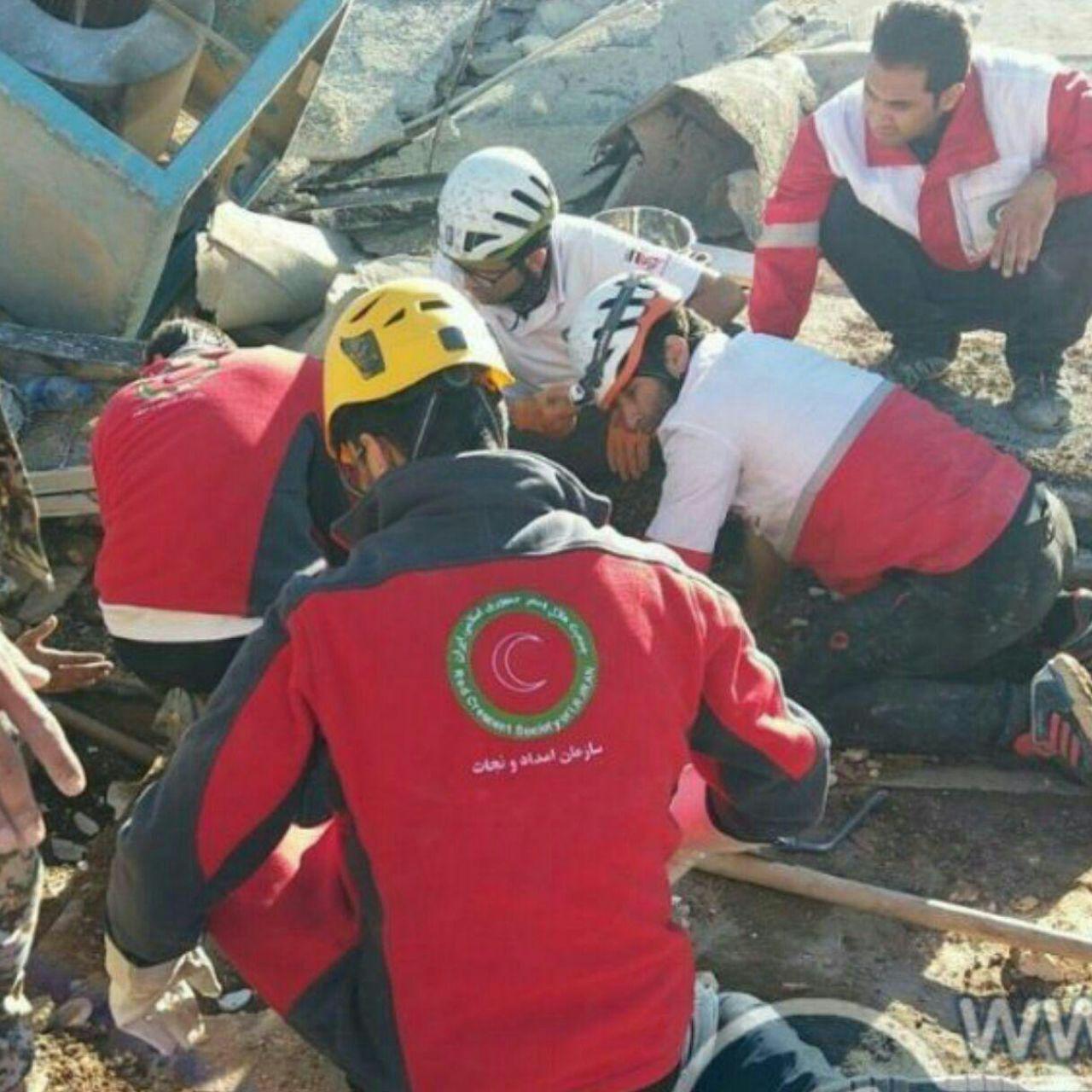 شمار جان&zwnj; باختگان به 214 تن رسید /70 هزار نفر بی خانمان شدند/ اعلام سه روز عزای عمومی در استان کرمانشاه