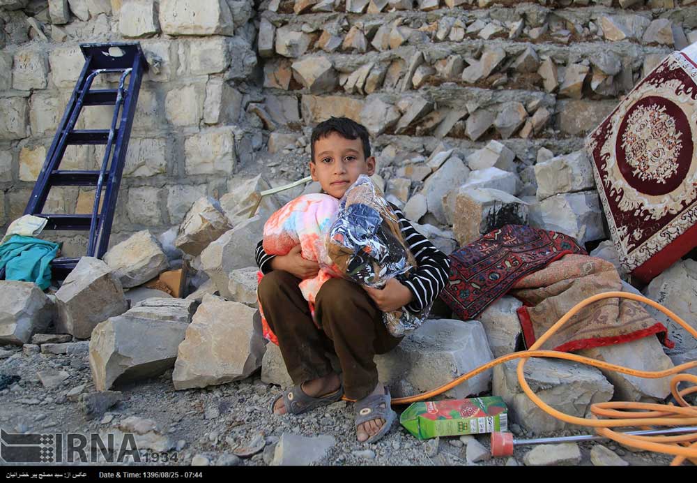 زندگی مردم، سه روز بعد از زلزله در ازگله - تابناک | TABNAK