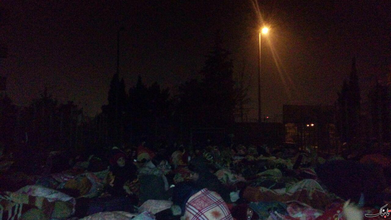 زلزله ۵.۲ ریشتری تهران و کرج را لرزاند/ مردم هراسان روانه خیابان&zwnj;ها شدند/ در مسیرهای منتهی به پمپ بنزین ها ترافیک سنگین است/ آرامش نسبی به تهران بازگشت