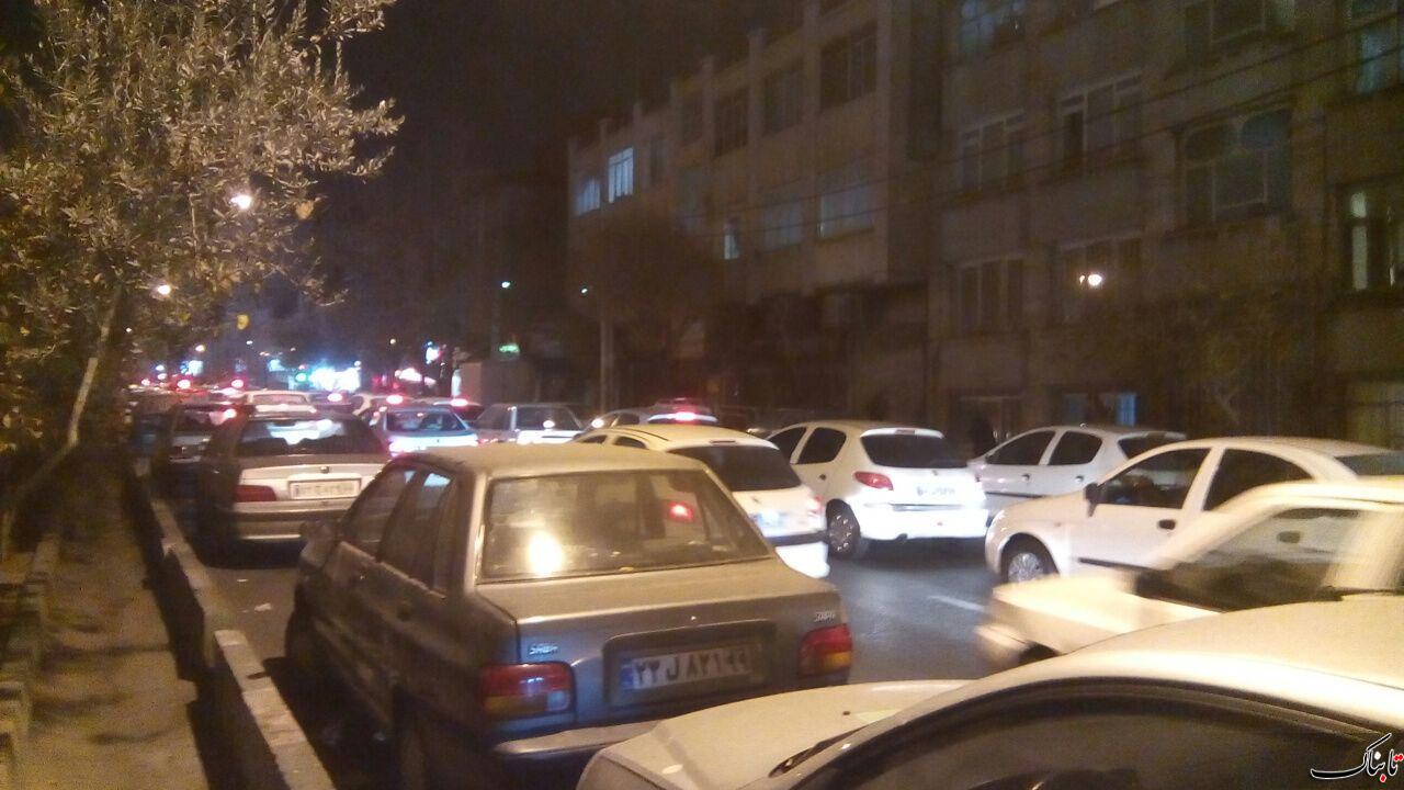 زلزله ۵.۲ ریشتری تهران و کرج را لرزاند/ مراکز دولتی تهران، قم و البرز تعطیل شد/ در مسیرهای منتهی به پمپ بنزین ها ترافیک سنگین است