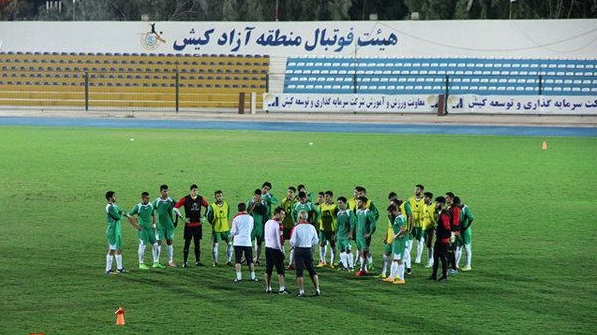 ترافیک در تنها زمین چمن جزیره کیش؛ یک مویز و چهل قلندر ترافیک در تنها زمین چمن جزیره کیش؛ یک مویز و چهل قلندر