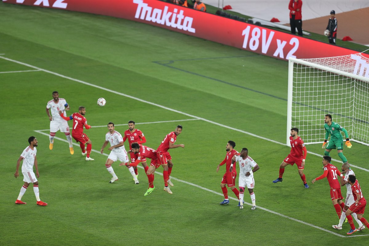 فرار میزبان پرهزینه از شکست در بازی افتتاحیه مقابل بحرین با پنالتی مشکوک/ اماراتی ها ورزشگاه کوچک ابوظبی را هم پر نکردند