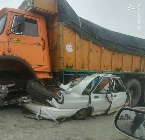 لِهشدن وحشتناک پراید زیر چرخ های کامیون! لِهشدن وحشتناک پراید زیر چرخ های کامیون!