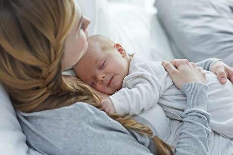 چگونه نوزاد را در آغوش بگیریم؟