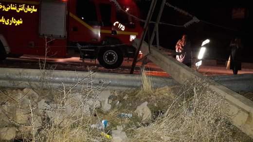  			 				 					نجات راننده خودرو درجاده مهریان پس از سقوط به دره 				 			 		