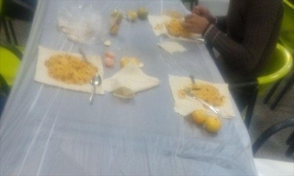 توزیع غذای دانشجویان بر روی نان به جای ظرف غذا توزیع غذای دانشجویان بر روی نان به جای ظرف غذا